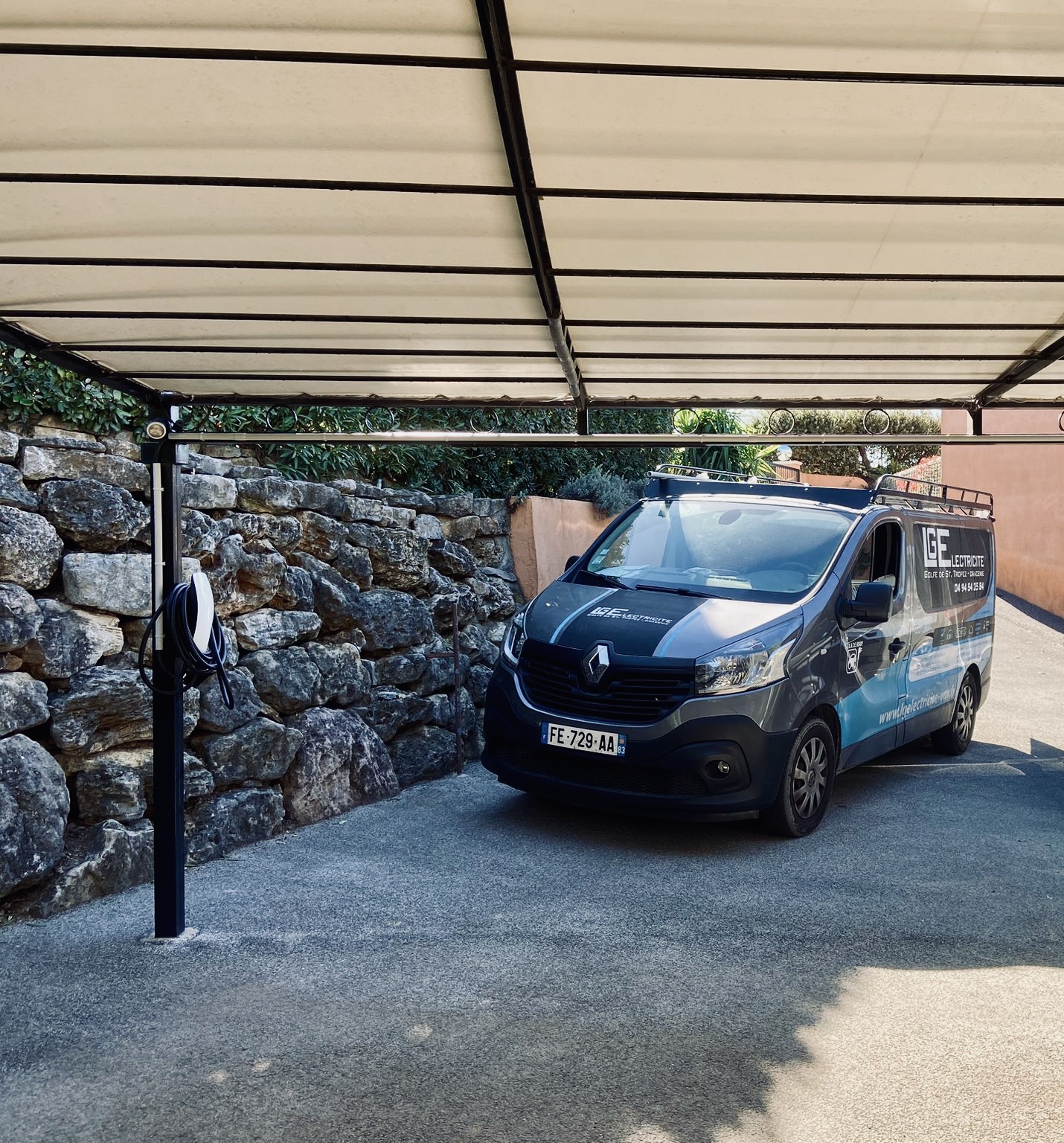 Camion LG Électricité borne de recharge IRVE